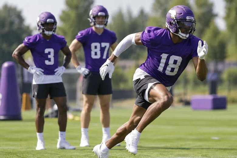 Vikings players running drills at training camp